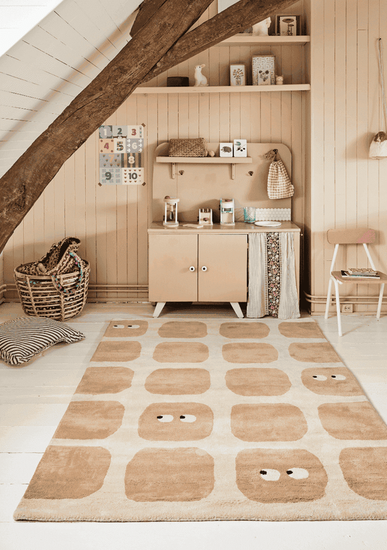 Bois clair ou bois foncé : quel tapis choisir pour la chambre de votre enfant selon son mobilier