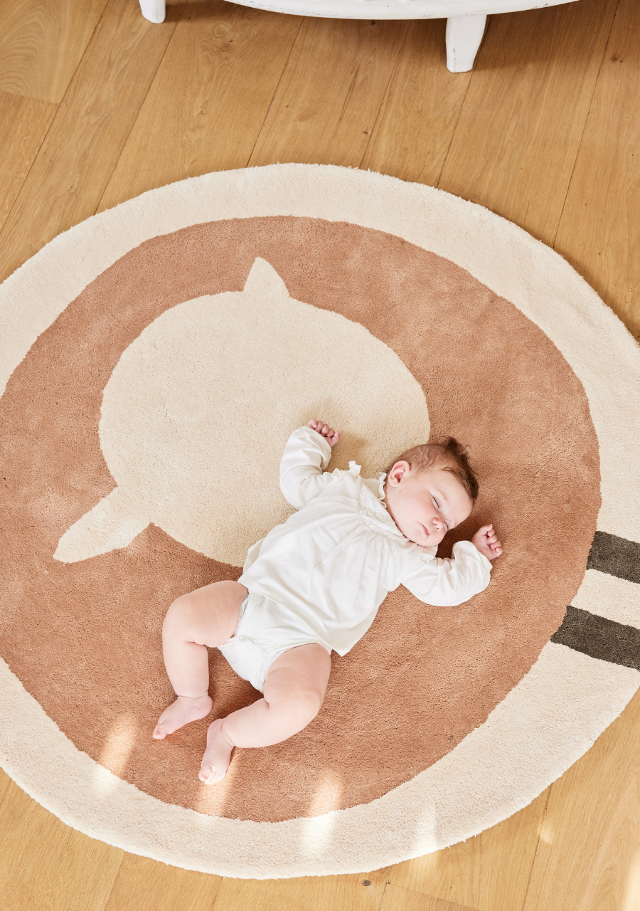 Quel tapis pour une chambre de bébé ? Guide par âge, de la naissance aux premiers pas