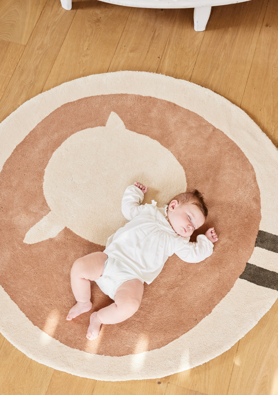 Quel tapis pour une chambre de bébé ? Guide par âge, de la naissance aux premiers pas